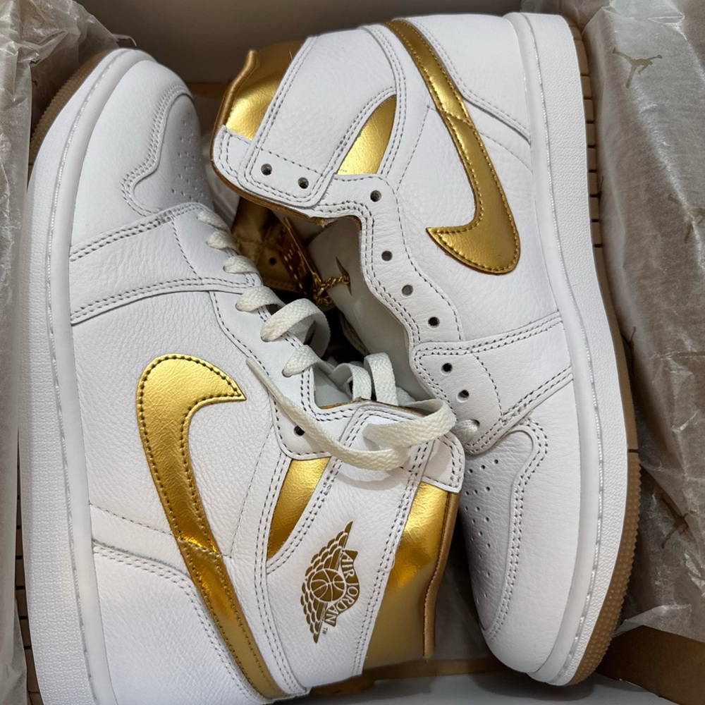 WMNS AIR JORDAN 1 RETRO HI OG FD2596 107 WHITE/METALLIC GOLD SIZE 9.5 - Picture 7 of 8